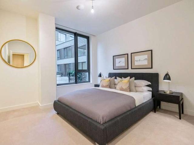 Flat for sale in Shepherd's Bush, Greater London