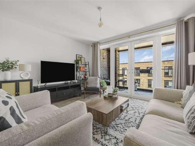Flat for sale in Ashley Park, Surrey