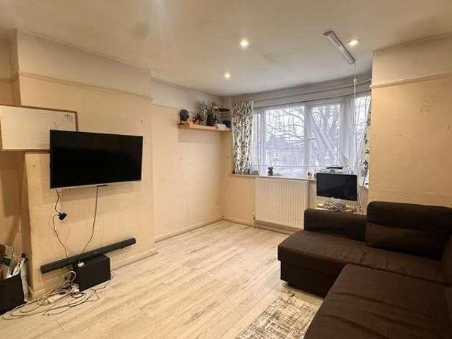 Flat for sale in London Borough of Hounslow, Greater London