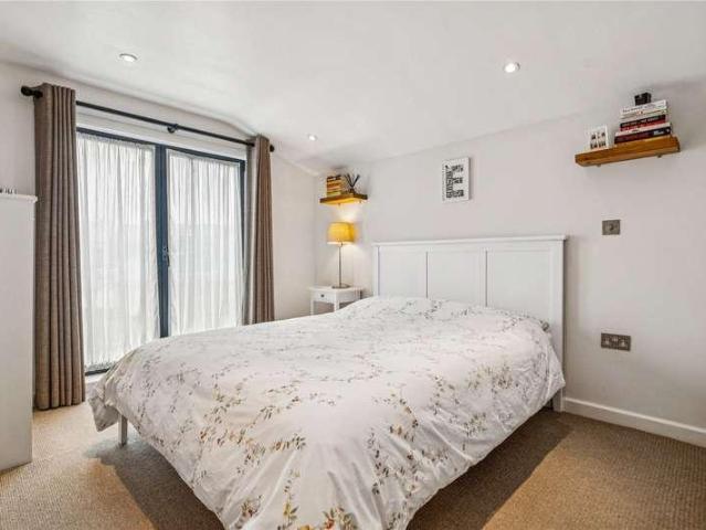 Flat for sale in Earlsfield, Greater London