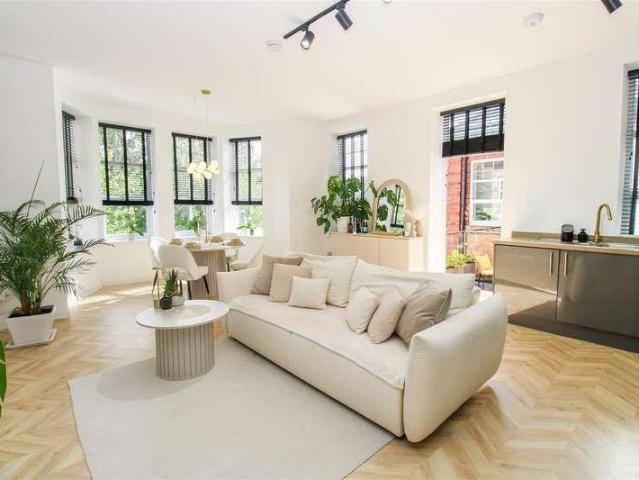 Flat for sale in Belle Isle, West Yorkshire