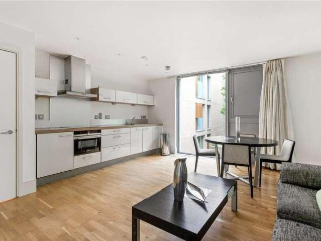 Flat for sale in Finsbury Park, Greater London