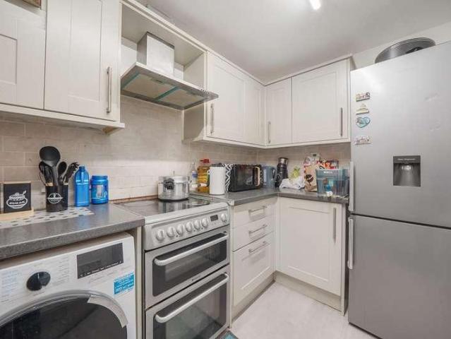 Flat for sale in Wallington, Greater London