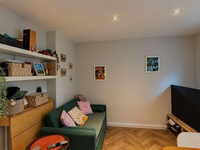 Flat for sale in Charlotteville, Guildford