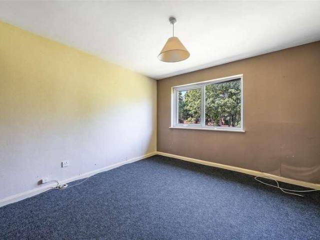 Flat for sale in Wallington, Greater London