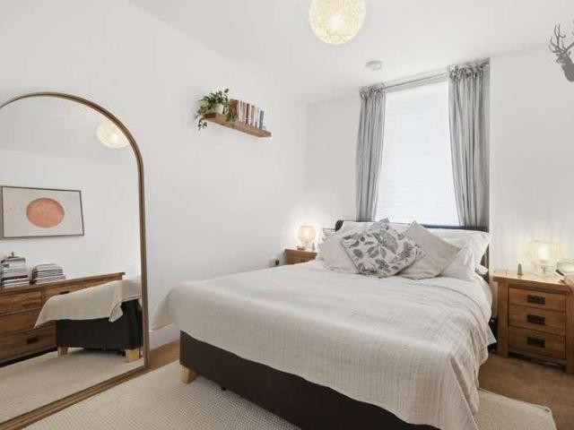Flat for sale in Ocean Estate, Limehouse