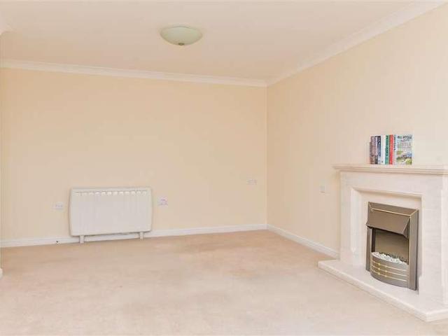 Flat for sale in Arundel, Clapham