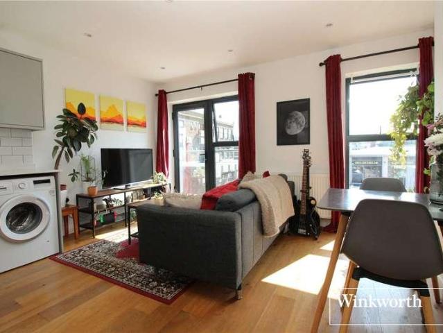Flat for sale in Elstree and Borehamwood, Borehamwood
