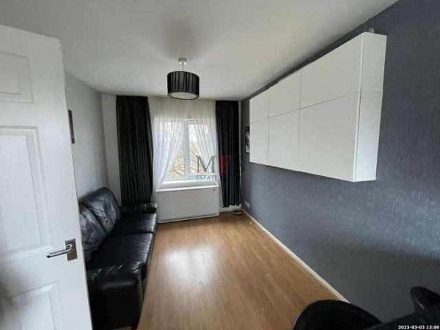 Flat for sale in Hayes, Greater London