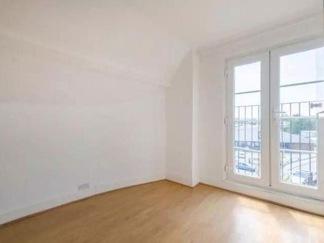 Flat for sale in Peckham, Greater London
