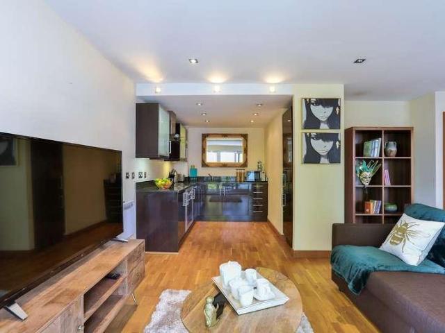 Flat for sale in Canary Wharf, Greater London