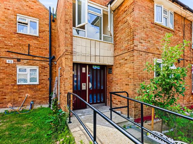 Flat for sale in Thames View, Greater London