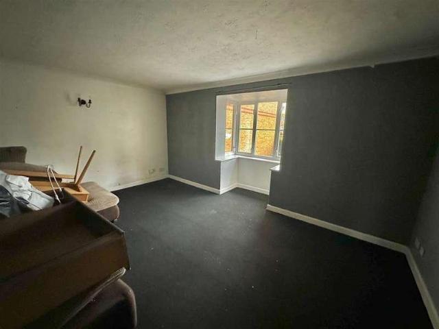 Flat for sale in London Borough of Hounslow, Feltham