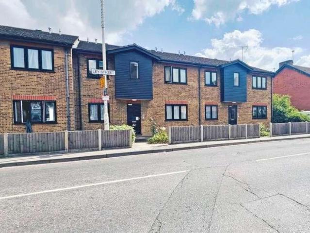 Flat for sale in Newbury Park, Greater London