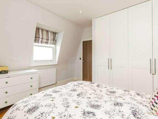 Flat for sale in Clapham Junction, Greater London