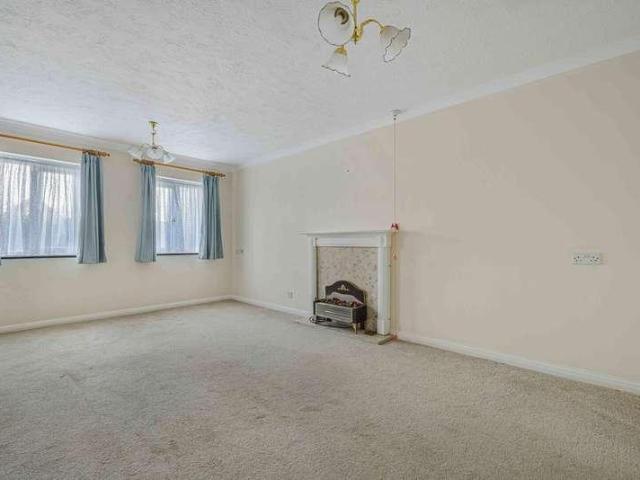 Flat for sale in Aperfield, Greater London