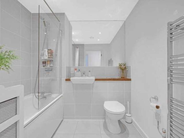 Flat for sale in London Borough of Hounslow, Greater London