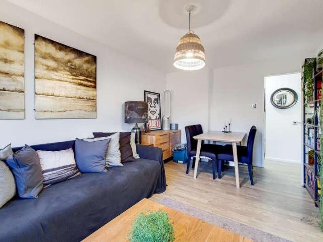 Flat for sale in Isle Of Dogs, Greater London