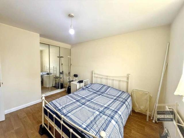 Flat for sale in London Borough of Ealing, Greater London