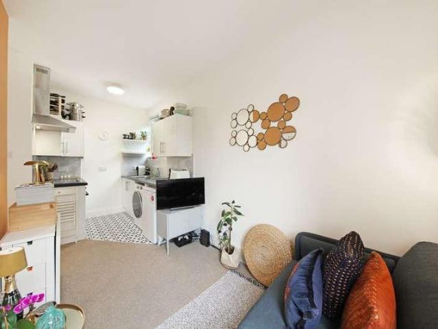 Flat for sale in London Borough of Croydon, Waddon