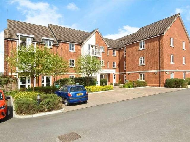 Flat for sale in Emmbrook, Wokingham