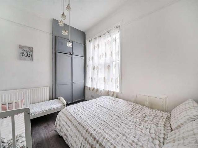 Flat for sale in Surbiton, Greater London