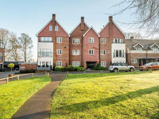 Flat for sale in Boxgrove, Westborough