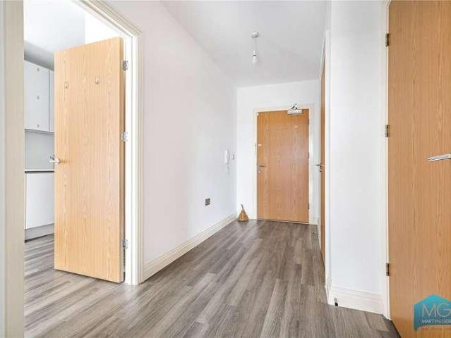 Flat for sale in Whetstone, Greater London