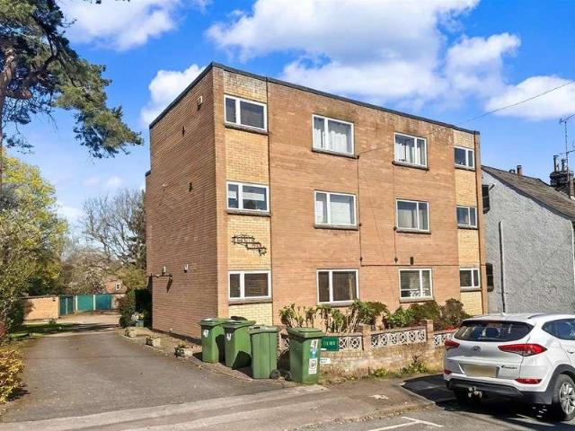 Flat for sale in Hatching Green, Five Acres