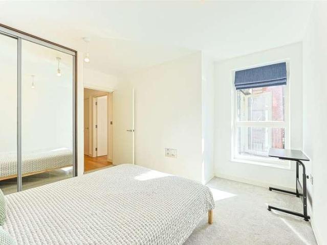 Flat for sale in London Borough of Ealing, Greater London