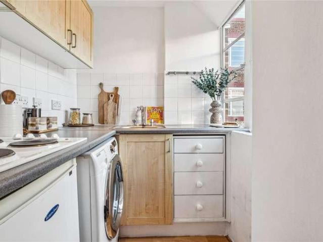 Flat for sale in Balham, Greater London