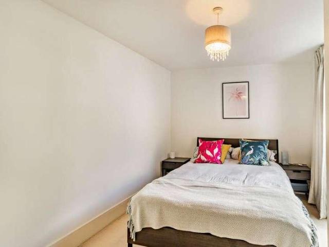 Flat for sale in Finsbury Park, Greater London