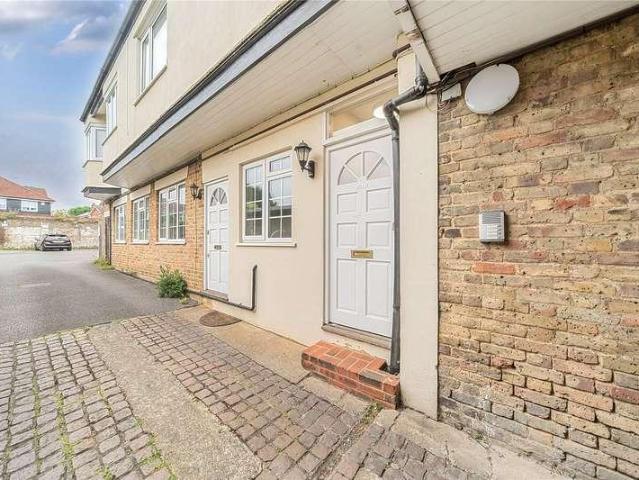 Flat for sale in Thames Ditton, Thames Ditton