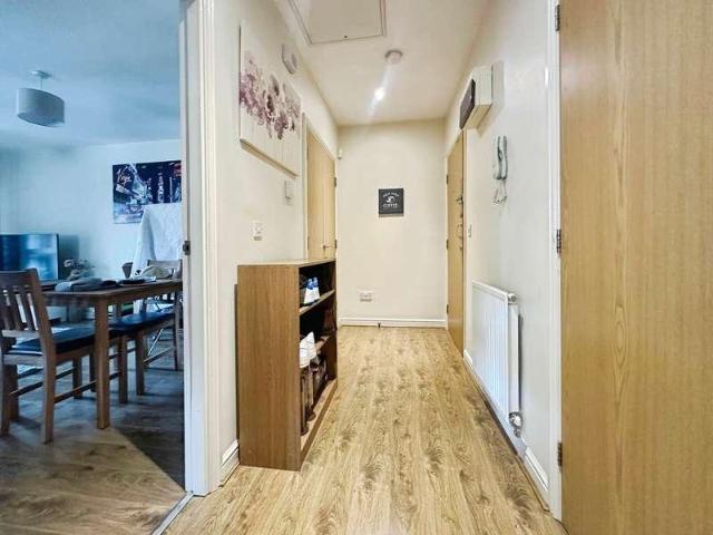 Flat for sale in Kirklees, Bury