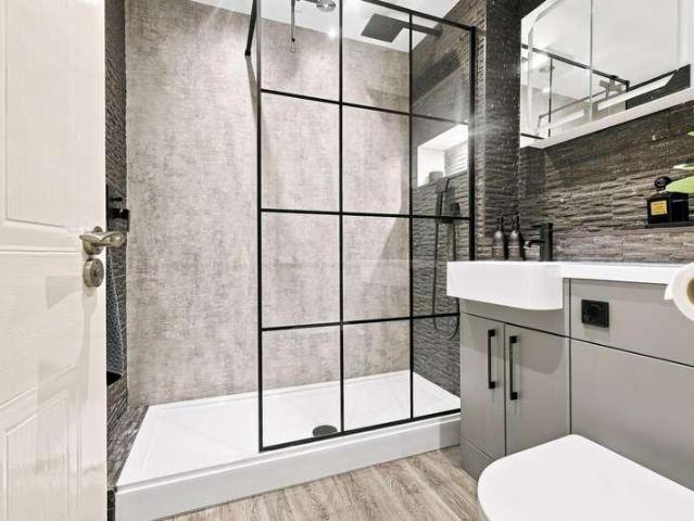 Flat for sale in Snaresbrook, Greater London
