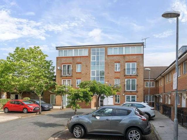 Flat for sale in Ruislip, London Borough of Hillingdon