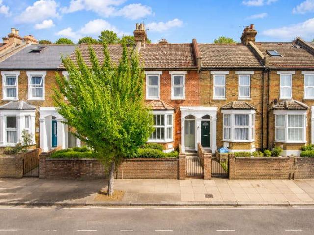 Flat for sale in Harlesden, Greater London
