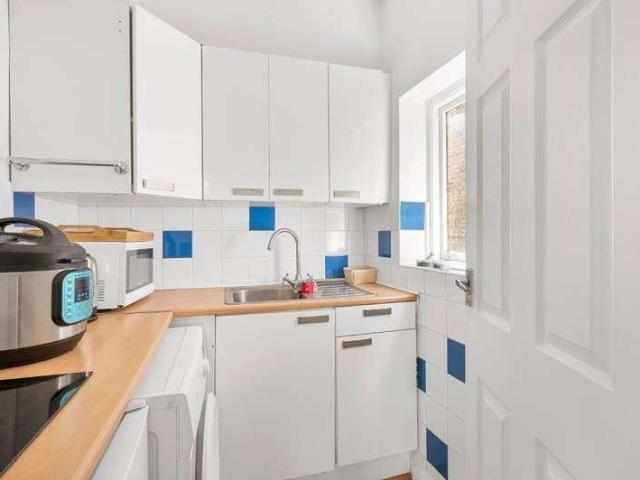 Flat for sale in London Borough of Merton, Raynes Park