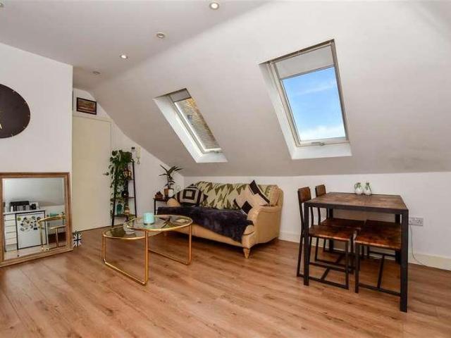 Flat for sale in Folkestone, Morehall