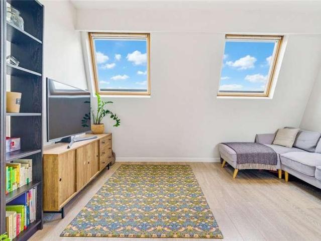 Flat for sale in Clapham Junction, Greater London