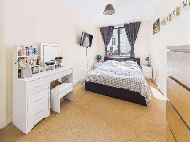 Flat for sale in Hillview, Surrey