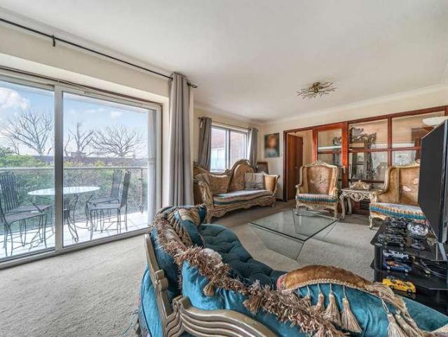 Flat for sale in London Borough of Ealing, Park Royal
