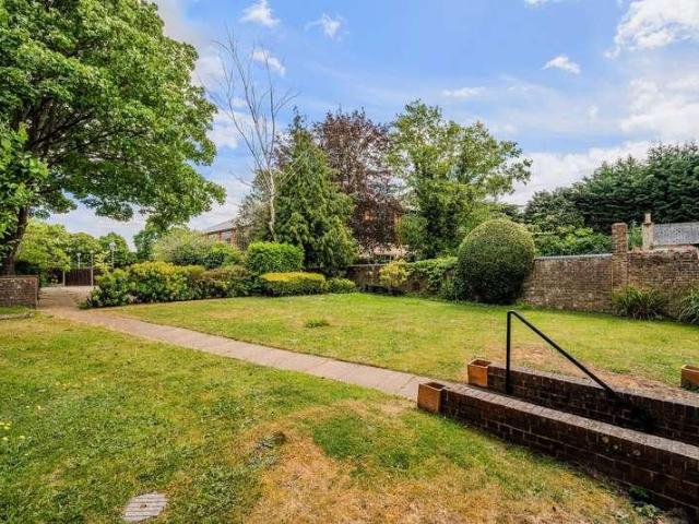 Flat for sale in Red Hill, Surrey