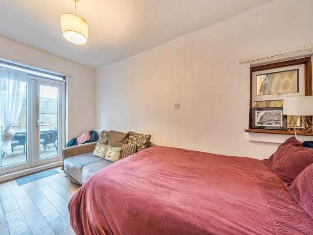 Flat for sale in Southfields, Greater London