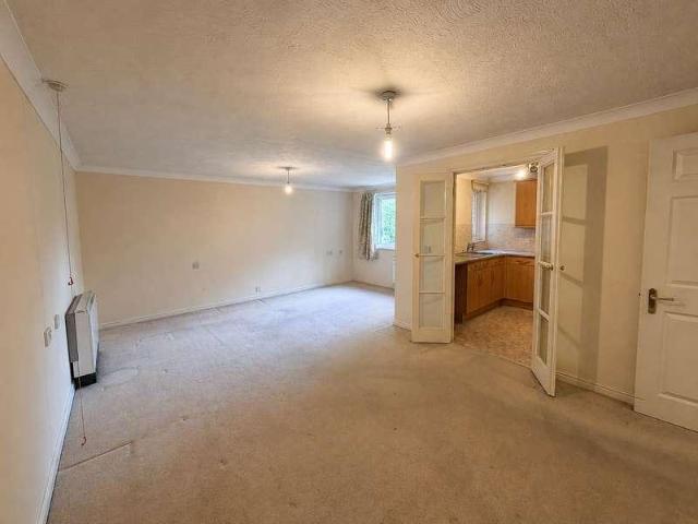 Flat for sale in London Borough of Croydon, Purley
