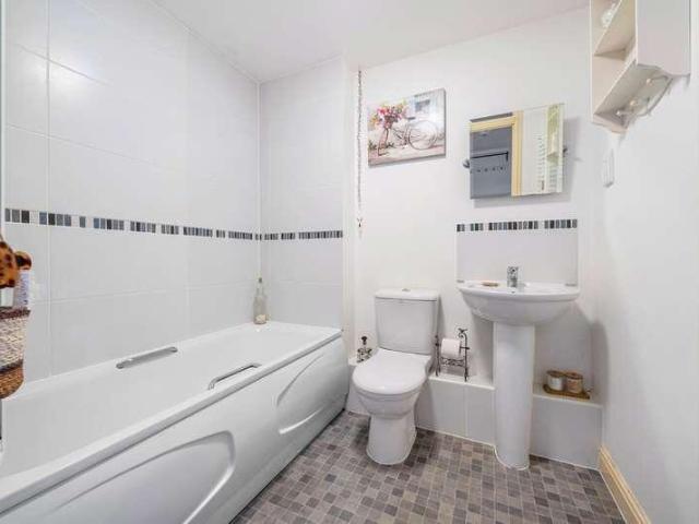 Flat for sale in Shepperton, Spelthorne