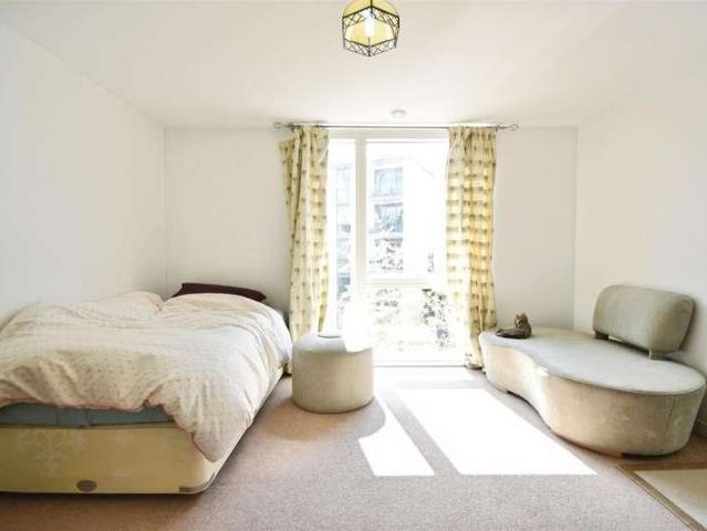 Flat for sale in London Borough of Hounslow, Greater London