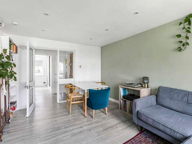 Flat for sale in Bromley-by-Bow, Bow