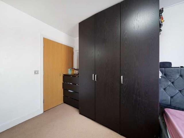 Flat for sale in Lane, Greater London