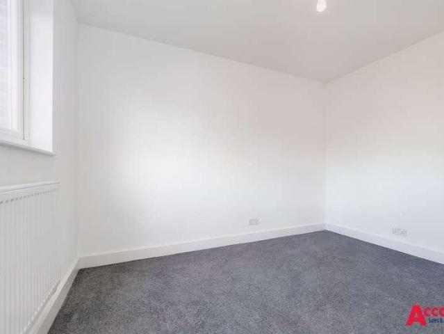 Flat for sale in Harold Wood, Greater London
